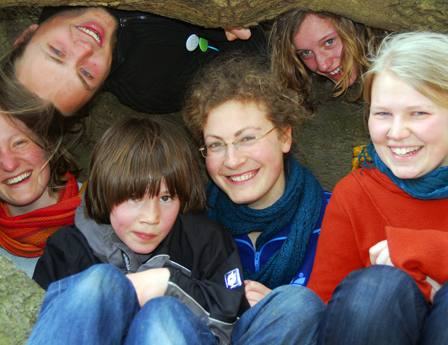 Fünf junge Leute in einer Felsspalte