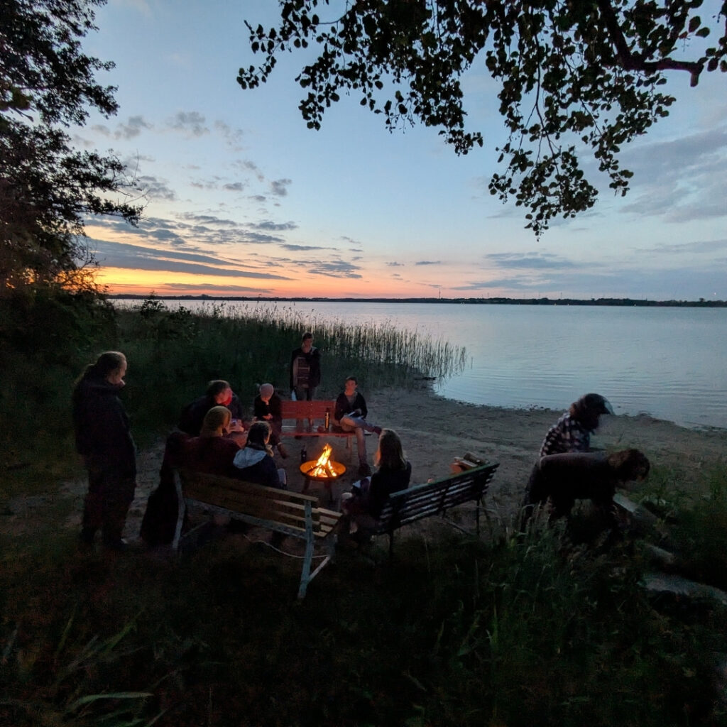 Eine Spontirunde mit Lagerfeuer am See. Copyright by .